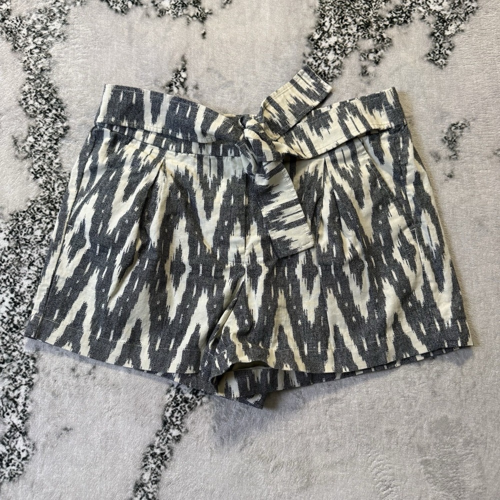 J Crew Shorts Womens Size 8‎ Gray White Geometric Pattern Pleated Bow Tie Belt